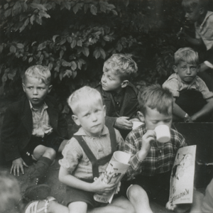 876713 Portret van enkele jongetjes, lid van een club van het Franciscus Liefdewerk in Utrecht, tijdens een uitstapje ...